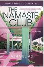 „THE NAMASTE CLUB“ von Asha Elias und „DON'T FORGET TO BREATHE“ erscheinen über einem Yoga-Raum mit Pflanzen und einem Krokodil.