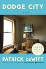 "DODGE CITY A NOVEL, LARGE PRINT EDITION, PATRICK DEWITT." Ein gemütliches Zimmer mit einem alten Fernseher, Lampe und Bett.