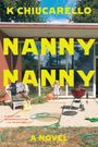 „K Chiucarello Nanny Nanny A Novel.“ Eine Frau liest ein Magazin, während ein Kind neben einem brennenden Grill steht.