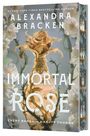 Text: „Alexandra Bracken, Immortal Rose, Every bargain has its thorns.“ 
Ein goldenes Rosenornament umgibt ein leuchtendes Gefäß.