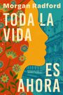 "Toda la vida es ahora" in großen Buchstaben. Blumenmuster links, rechts ein Gebäude und eine gelbe Silhouette.