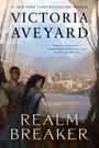 „Victoria Aveyard, Realm Breaker.“ Zwei Personen auf einem Schiff, im Hintergrund eine malerische Küstenstadt.
