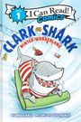 Level 1: I Can Read! Comics. Clark the Shark: Winter Wonderland. Ein lächelnder Hai in gestreiftem Pullover rutscht.