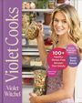 Violet Cooks, Violet Witchel, 100+ Healthy Gluten-Free Recipes That Satisfy. Frau hält Glasschale vor offener Speisekammer.