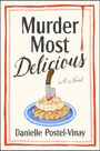 „Murder Most Delicious: A Novel“ von Danielle Postel-Vinay. Oben ein tropfender roter Rand, unten ein Kuchen mit Messer.
