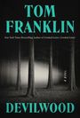 „Tom Franklin, Devilwood, a novel.“ Ein Schwarzweiß-Bild eines düsteren Waldes mit Nebel und hohen Bäumen.