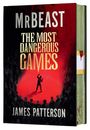 „MRBEAST THE MOST DANGEROUS GAMES JAMES PATTERSON“ zeigt eine Person im roten Scheinwerferlicht, umgeben von Zuschauern.