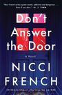 Texte: "Don't Answer the Door", "Nicci French", "A Novel", "Internationally Bestselling Author". 

Eine Tür mit zersprungenem Glas.