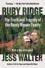 "Ruby Ridge: The Truth and Tragedy of the Randy Weaver Family" von Jess Walter. Waldlandschaft mit Hütte.