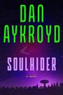 Text: "Dan Aykroyd, Soulhider, A Novel." Darunter eine nächtliche Silhouette einer Stadt mit Bäumen und einem Wasserturm.