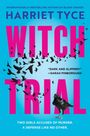 Text: "Harriet Tyce - Witch Trial - 'Dark and Slippery' - Sarah Pinborough. Two girls accused of murder. A defense like no other." Große rote Schrift auf blauem Hintergrund mit fliegenden schwarzen Krähen rundherum.
