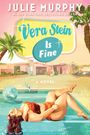 "Vera Stein Is Fine" in einer Retro-Illustration. Frau in Bikini entspannt am Pool unter Palmen, Retro-Gebäude im Hintergrund.