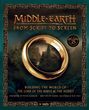 "Middle-Earth: From Script to Screen" steht oben, mit dem großen goldenen Ring darunter. Gebäude im Hintergrund.