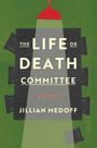 Text: "The Life or Death Committee: A Novel" von Jillian Medoff. Vordergrund: Graue Tafel im Lichtkegel auf grünem Hintergrund.