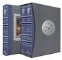 Drei blaue Buchrücken in einer grauen Box mit keltischem Muster: "The Children of Húrin", "Beren and Lúthien", "The Fall of Gondolin".
