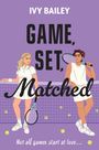 „GAME, SET, MATCHED“ zeigt zwei Tennis spielende Personen vor einem Netz. Tennisbälle sind verstreut.