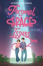 Der Titel „Personal Space Issues“ steht in rosa Schrift. Ein Mann und eine Frau stehen unter einem Lichtstrahl in einer Wüstenlandschaft.
