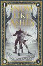 "SNOW LIKE ASHES" von SARA RAASCH. Zwei Figuren in Rüstungen stehen Rücken an Rücken in einem winterlichen Wald.