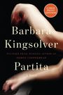 „Barbara Kingsolver, Partita, A Novel“ steht groß. Oberer Kreis: „Large Print Edition“. Verschwommene Hände am Klavier.