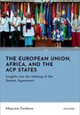 "The European Union, Africa, and the ACP States. Five Personen vor Flaggen, halten Dokumente. Wand im Hintergrund."