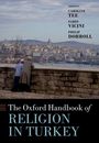 "The Oxford Handbook of Religion in Turkey." Zwei Männer lehnen an einer Mauer, blicken auf eine Stadt mit Hügeln und einem Turm.