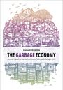 Text: "THE GARBAGE ECONOMY" von Dana Kornberg. Ein gemalter Berg aus Müll mit Menschen und Objekten.