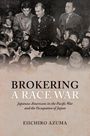 "BROKERING A RACE WAR: Japanese Americans in the Pacific War and the Occupation of Japan" von Eiichiro Azuma. Schwarzweißfoto einer Menschenmenge um zwei Männer in Uniform.