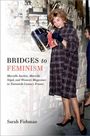 "BRIDGES to FEMINISM" von Sarah Fishman. Frau vor Zeitschriftenwand, elegant gekleidet, hält Magazin in Hand.