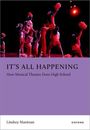Cover mit dem Text "IT'S ALL HAPPENING: How Musical Theatre Does High School". Tänzer in roten Outfits mit Pompons.