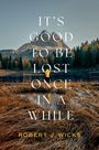 Text: "IT'S GOOD TO BE LOST ONCE IN A WHILE" und "ROBERT J. WICKS". Person im gelben Mantel vor Bergkulisse.
