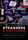 Schilder mit "MASS DEPORTATION NOW!" Papptafeln, Menschenmenge, Buchcover "STRANGERS & SETTLERS" von Bethany Lacina.