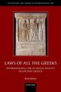 "Laws of All the Greeks", thematisiert internationales Recht im antiken Griechenland, roter Hintergrund, Reliefdarstellung.