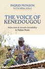 Text: Ingrid Monson with Neba Solo. The Voice of Kenedougou. Neba Solo & Senufo Sensibility in Malian Music.
Ein Mann spielt ein traditionelles Instrument im Freien.