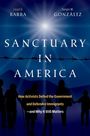 SANCTUARY IN AMERICA. Silhouetten von Menschen vor einem Stacheldraht und blauen Bergen im Hintergrund.