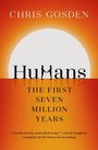 Text: "Humans: The First Seven Million Years", "Chris Gosden". Silhouette eines Paares als "u"; Sonnenuntergangshintergrund.