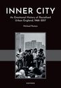 „INNER CITY: An Emotional History of Racialised Urban England, 1968–2017“ von Michael Romyn. Schwarz-weiß Foto einer Menschenmenge.