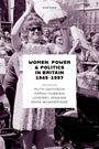 "Women, Power & Politics in Britain 1945-1997," herausgegeben von Ruth Davidson, Farah Hussain, Lyndsey Jenkins, Anna Muggeridge. Eine Frau im Kleid hält Papierblätter hoch, während Menschen im Hintergrund jubeln.