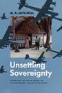 "M.X. Mitchell, Unsettling Sovereignty. Flugzeuge über traditionellem Haus mit Menschen im Eingang. Hellblauer Hintergrund."