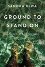 "Sandra Djwa, Ground to Stand On, A Canadian Literary Life". Verzerrte Unterwasseransicht von Füßen in einem grünen Gewässer.