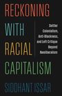 "RECKONING WITH RACIAL CAPITALISM" in bunten Buchstaben. Rechts: Themen wie Kolonialismus und Kritik. Autor: Siddhant Issar.