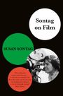 Texte: "Sontag on Film", "SUSAN SONTAG", Zitat von Hilary Mantel über Sontags Wert für das geistige Leben. Darstellung einer Frau an einer Kamera.