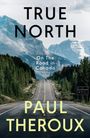 „TRUE NORTH. On The Road in Canada. PAUL THEROUX.“ Vor beeindruckendem Gebirgspanorama mit Straße und Wäldern.