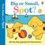 Titel: "Big or Small, Spot?" Zwei gelbe Hunde am Strand mit bunten Bällen, Segelboote im Meer.