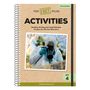 Text: "THE FACT FILES ACTIVITIES". Darunter trägt eine Person in Schutzkleidung eine Kamera. Spiralbindung links.