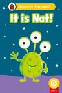 Text: "Read It Yourself", "It is Nat!", "Beginner Reader, Step 2". Illustration: Grünes, dreäugiges Alien, das freundlich winkt.