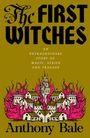 "The First Witches" in gotischer Schrift, darüber "An extraordinary story of magic, strife and tragedy". Illustration: Stadt in Flammen.