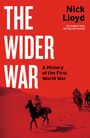 „THE WIDER WAR“ und „Nick Lloyd“. Soldaten auf Pferden in einer Wüste in Rottönen.