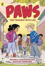 "PAWS: The Trouble with Leo." Zwei Kinder stehen im Mittelpunkt, ein Hund sitzt zwischen ihnen. Cartoon-Stil.