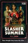 "SLASHER SUMMER" von E.L. Chen. Sechs Personen und maskierter Killer vor einem beleuchteten Haus am Wald.