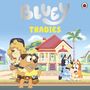 Text: "Bluey Tradies". Zwei Cartoon-Hunde vor einem Haus, sie essen Eis. Ein Hund trägt Werkzeuge.